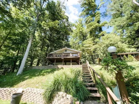 Lakefront Hot tub Amazing Views 35 min to Indy