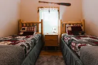 Cozy Pet-Friendly Cabin in Hocking Hills with Hot Tub, Firepit and Hiking Nearby