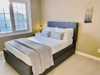 Cozy & Luxurious Ridge Home - including 2nd suite Hotels in Cochrane