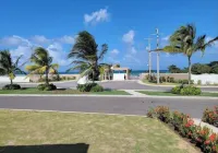 Cozy yet elegant Jamaican vacation home with access to pool, beach, gym etc