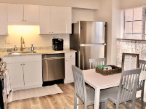 Cheerful 2 bedroom townhouse with indoor Fireplace Hoteles en Tucker