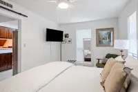 Walk to Main!  Hot Tub, Fire Pit, Texas Charm