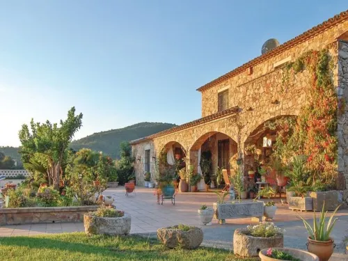 Pretty Villa with Sun Loungers