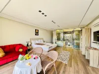 Roone Pyramids View Inn