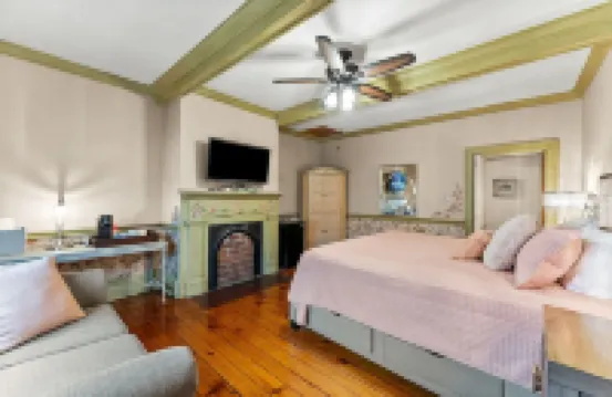Charming Family & Pet Friendly Stay. 1 Block to Main St.Walk to Dine, Sip & Shop