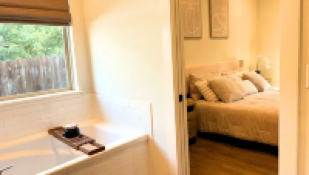 New Modern Home in West Faye with Frustration-Free Checkout, 10 Mins to Uofa