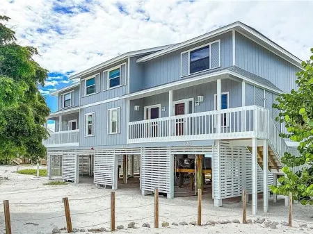 Gulf Front on an island,kayaks,tennis/pickleball SUP, 1 pet POOL IS CLOSED