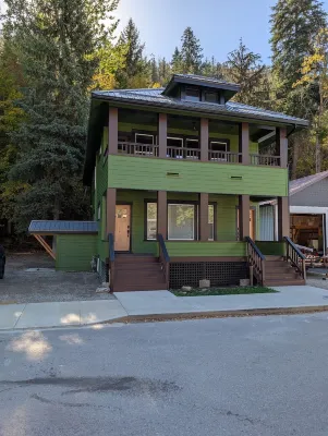 Cozy, remodeled townhome retreat in downtown Historic Wallace!