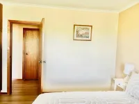 Retreat to Willunga Farmhouse. Attractions Willunga Market, Wineries, Walking Hotels in Willunga