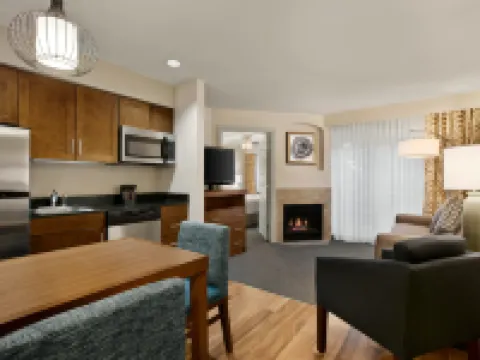 Homewood Suites by Hilton Kansas City - Airport Hotéis em May