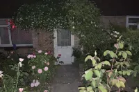 2-Bed House Sleeps 4 - Enclosed Garden - Tv & WiFi - parking