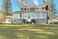 Family Friendly! Lakefront Tully Getaway w/ Porch - 3 stjerner