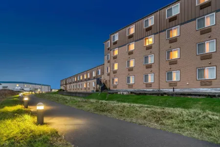 Lloyd Hotel Astoria Bayfront, Ascend Hotel Collection Отели рядом с достопримечательностью «Рек оф Питер Айрдейл»