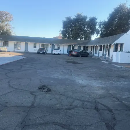 The Oaks Motel