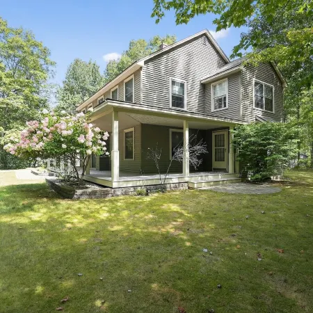 Gray Woodland Escape Golf, Pool & Cinema 5 Bedroom Home Отели в г. Грей