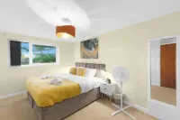 モダン 2 ベッドルーム アパートメント イン ブロードランズ コート