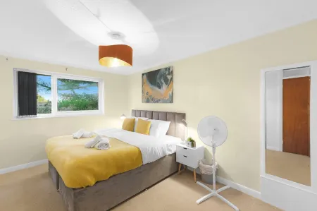 Modern 2 Bedroom Apt in Broadlands Court
