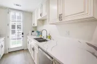 Newly Built Pasadena Retreat Parking Great Location