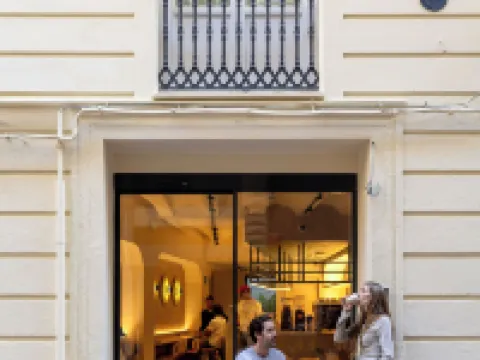 Camila Hostel Valencia Hotels near Quart Towers
