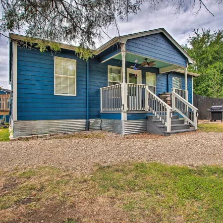 Pottsboro Home w/ Fire Pit < 1 Mi to Lake Texoma!