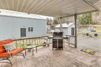 Kooskia Sanctuary w/ Patio, Fire Pit & Grill! - parking