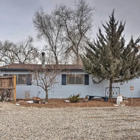 Quaint and Cozy Cottage 3 Mi to Palisade Wineries!