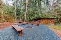 Forested 4 BR w/ Games, Fire Pit & Wood Stove - Homestays