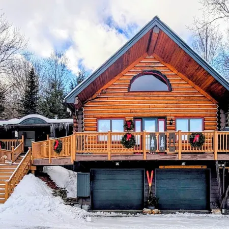 Handcrafted Log Home Near Sugarbush & MAD River Glen • Walk to Blueberry Lake