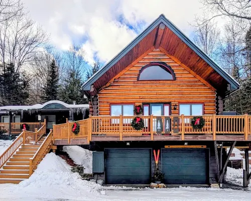 Handcrafted Log Home Near Sugarbush & MAD River Glen • Walk to Blueberry Lake Hotels in Warren