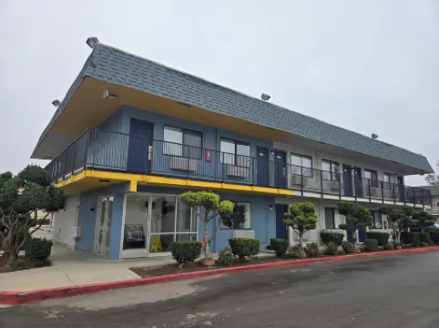 Super 8 by Wyndham Tracy