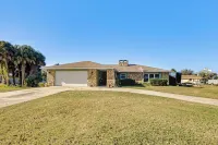 Waterfront Home on Canal w/ Dock & Pedal Boat! - que admiten mascotas