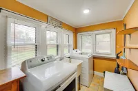 1 Mi to Akron Zoo: Ranch-style Home w/ Yard! - Homestays