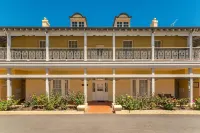Clifton Motel & Grittleton Lodge - parking