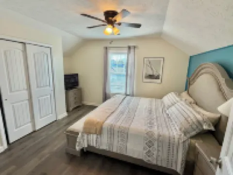 Contemporary, 2-Bedroom Cottage, 2 Blocks to Beach,  Pool Front, Free WIFI