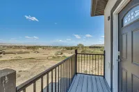 3 Mi to Kokopelli Trail: Outdoor Adventure Base - Kitchenette