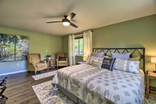 Updated Ranch-Style Home w/ Scenic Deck, Pond - 3 tähden