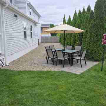 Heart of LG Village, Steps to Lake, Beach, Shepherds Park. Near Ski Slopes. Hotel Exterior