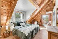 Cabin - Hot Tub w Outdoor TV, Sleeps 12, King Bed, Dogs ok
