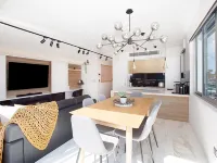 Perfect Located 2-Bed with Spacious Balcony & BBQ
