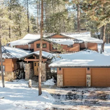 Base Camp by AvantStay Magical Cabin w Sauna Hot Tub Close to Snow Golf