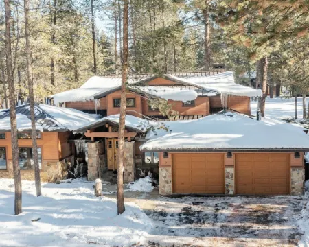 Base Camp by AvantStay Magical Cabin w Sauna Hot Tub Close to Snow Golf Hotels in Sunriver