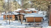 Base Camp by AvantStay Magical Cabin w Sauna Hot Tub Close to Snow Golf
