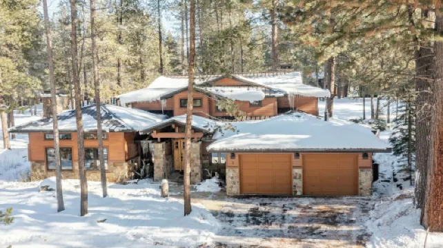 Base Camp by AvantStay Magical Cabin w Sauna Hot Tub Close to Snow Golf