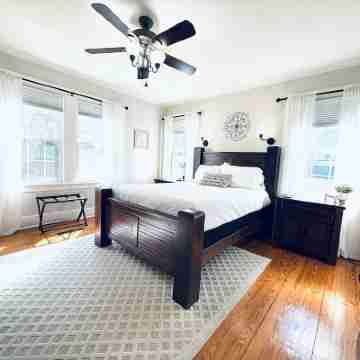 Green Acres - Putting Green, King Bed, Close to Downtown Rooms