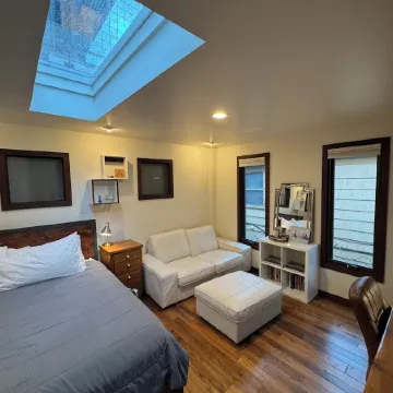 Perfect location! Downtown Beach & Ski Pad w/hot tub in the heart of Sandpoint.