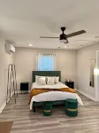 Mid-Town Cottage ~ Cozy Retreat - Bungalow