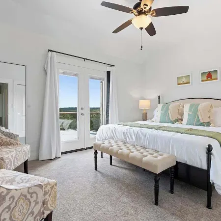 The Point Serene Hill Country Views with Pool & Hot Tub