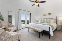 The Point Serene Hill Country Views with Pool & Hot Tub