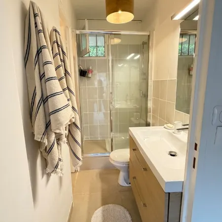 Cassis center apartment la rade, behind the harbor, nice view and parking Отели в г. Кассис