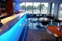 Water's Edge Hotel - bar